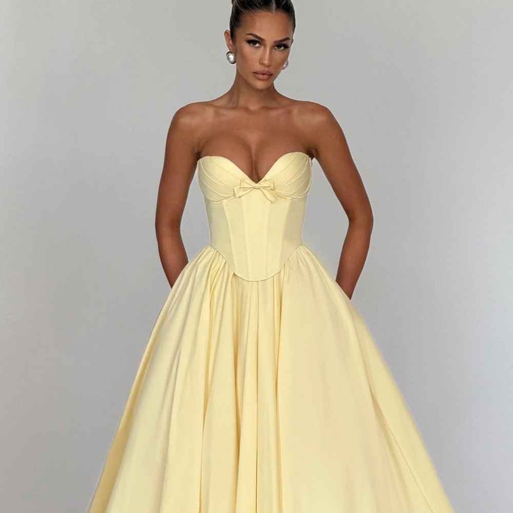 Chic Strapless Yellow Midi Dress